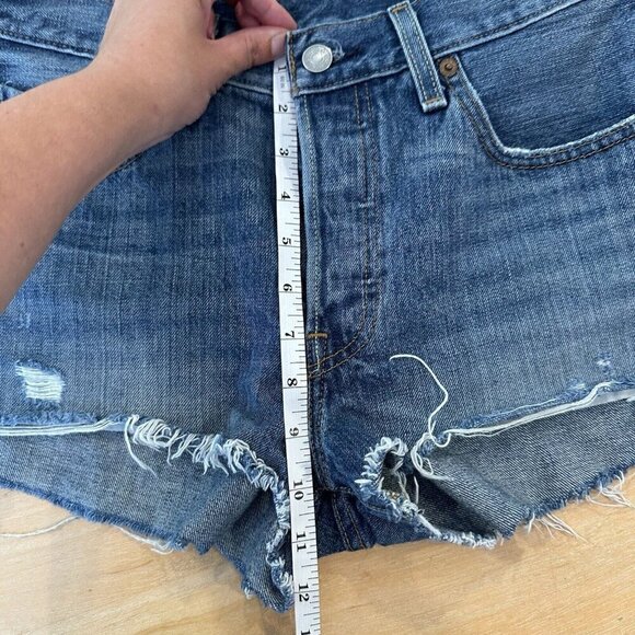 Levis 501 Cut off Shorts Womens Blue Denim Medium Wash Fringe Fray Button Sz 27 - Picture 9 of 9